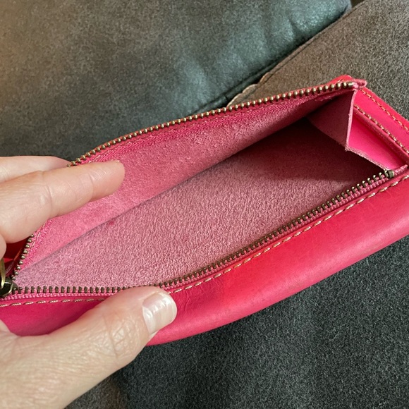 Minimalist pink fossil wallet - Picture 4 of 5